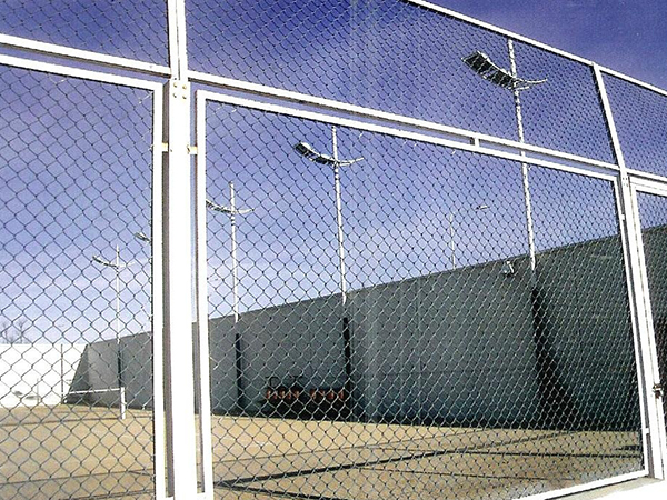 鐵絲網(wǎng)圍墻圖片2 鐵絲網(wǎng)圍墻圖片2