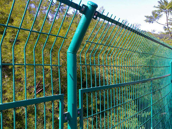 鐵絲網(wǎng)圍墻圖片1 鐵絲網(wǎng)圍墻圖片1