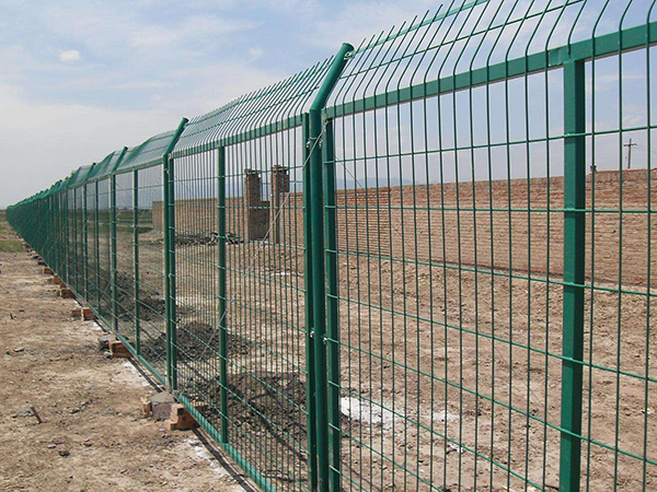 鐵絲網(wǎng)圍墻圖片3 鐵絲網(wǎng)圍墻圖片3