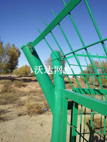 內蒙古烏拉特中旗油井護欄網工程圖片3 內蒙古烏拉特中旗油井護欄網工程圖片3