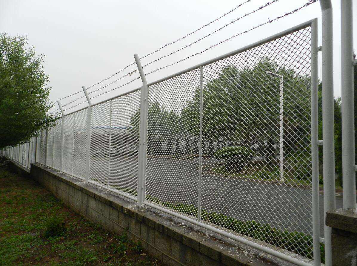 保稅區(qū)鋼板網(wǎng)護(hù)欄