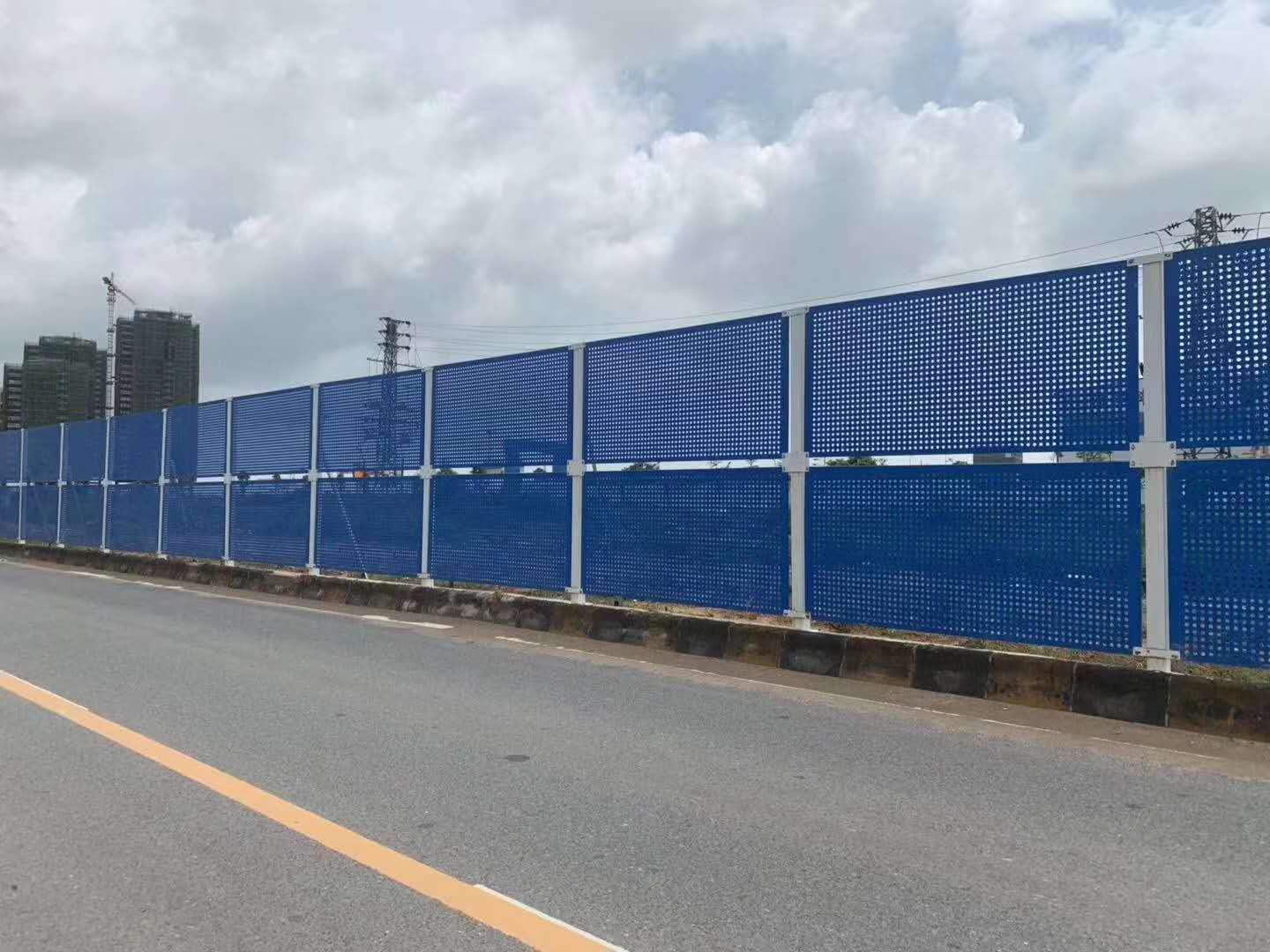 沖孔網(wǎng)護(hù)欄圖片1 沖孔網(wǎng)護(hù)欄圖片1