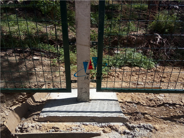 鐵路護(hù)欄_金屬柵欄網(wǎng)片工程案例圖片3 鐵路護(hù)欄_金屬柵欄網(wǎng)片工程案例圖片3