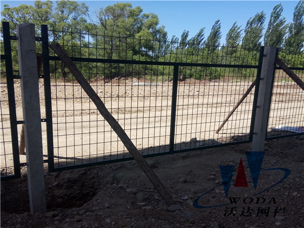 鐵路護(hù)欄_金屬柵欄網(wǎng)片工程案例圖片4 鐵路護(hù)欄_金屬柵欄網(wǎng)片工程案例圖片4