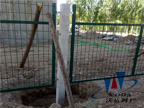 鐵路護(hù)欄_金屬柵欄網(wǎng)片工程案例圖片6 鐵路護(hù)欄_金屬柵欄網(wǎng)片工程案例圖片6